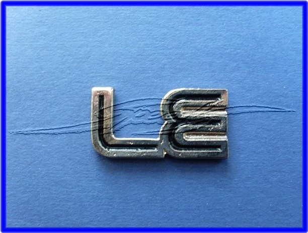 40176 - LE BOOTLID BADGE COMMODORE VL